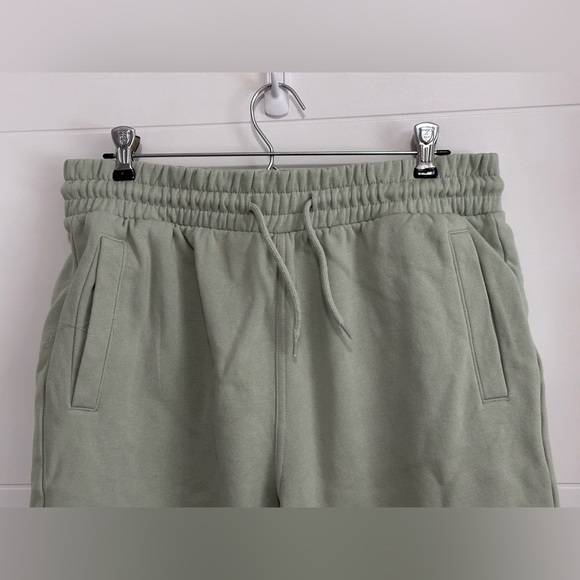 ✨New✨ H&M: Women’s Regular Fit Shorts- Size Medium - Picture 2 of 10